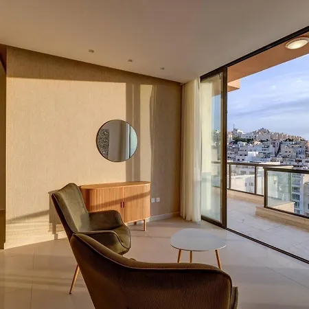 Stunning 3bed With Views By Homely Διαμέρισμα *