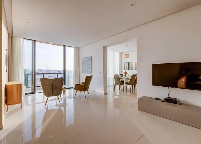 Stunning 3bed With Views By Homely *