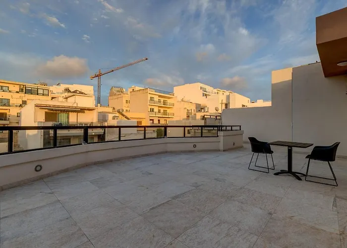 Stunning 3bed With Views By Homely Apartament